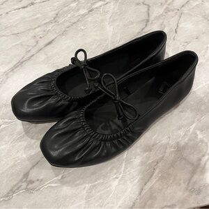 Black Gathered Toe Ballet Flats with Bow